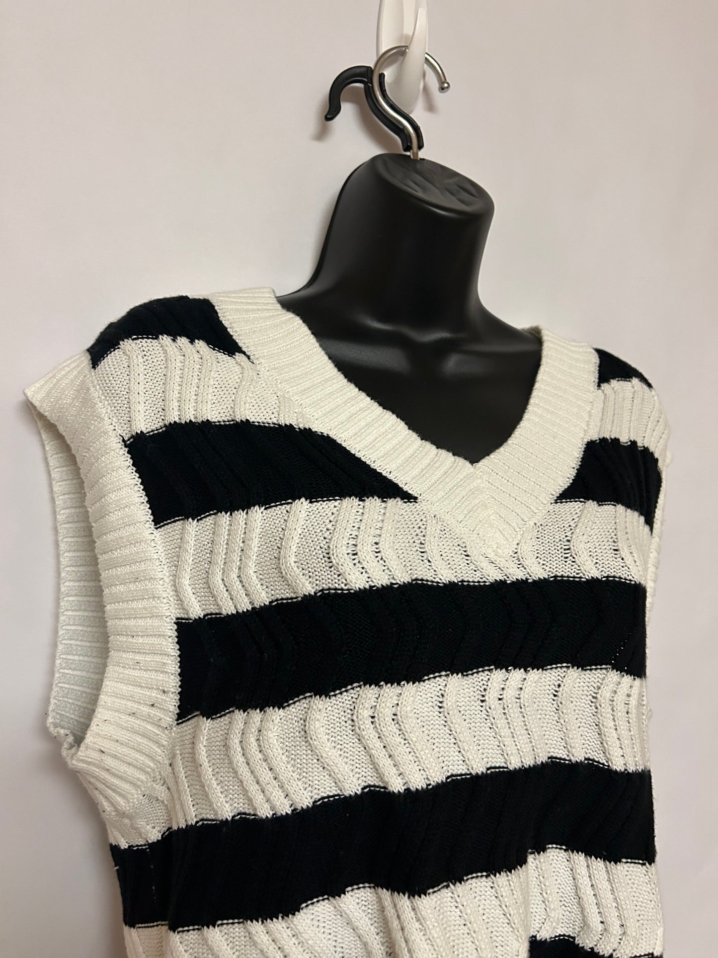 Dokotoo Sweater Vest M