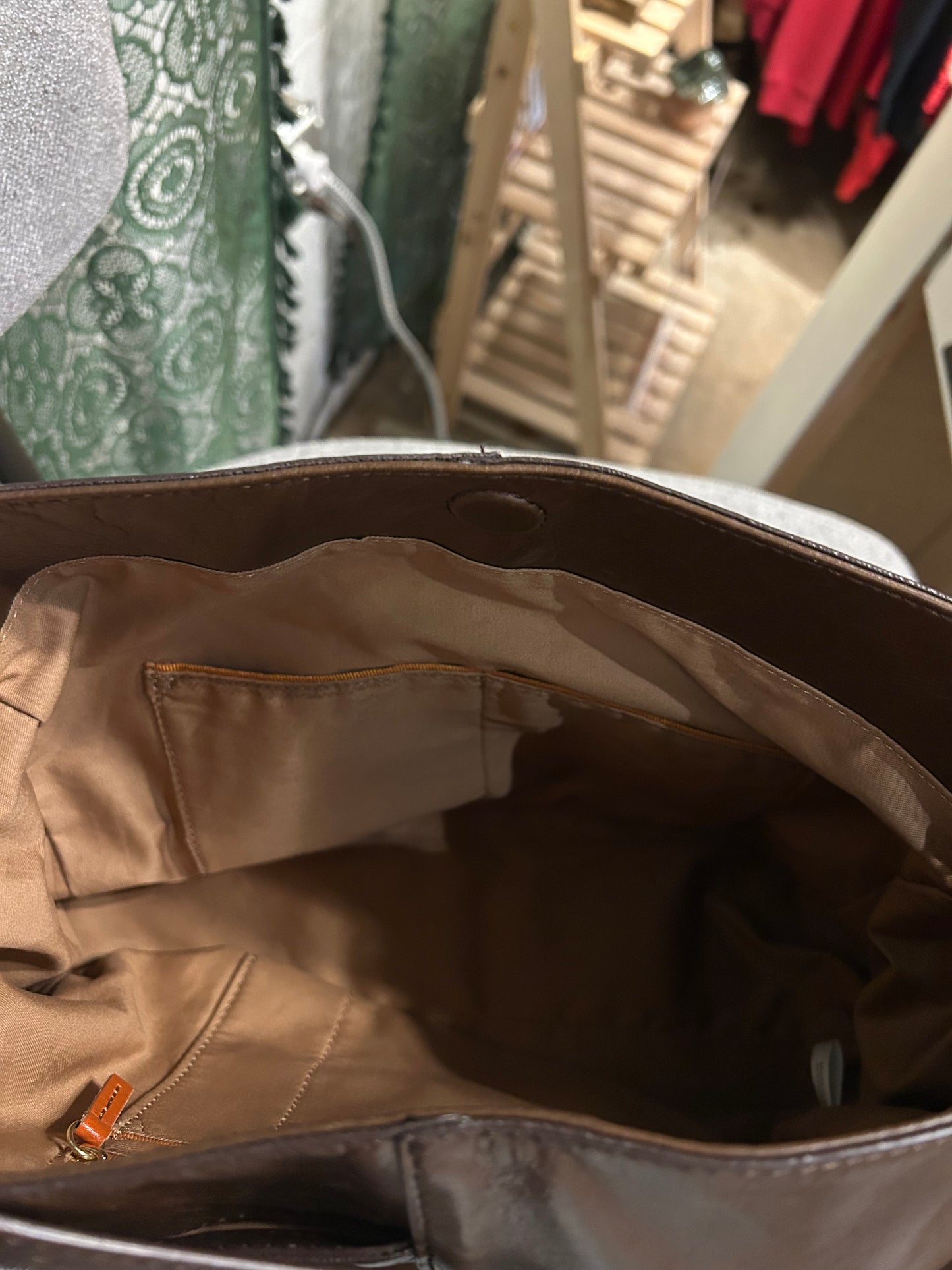 Hobo Brown Shoulder Bag Magnetic Closure Stitching Inner Pockets Classic