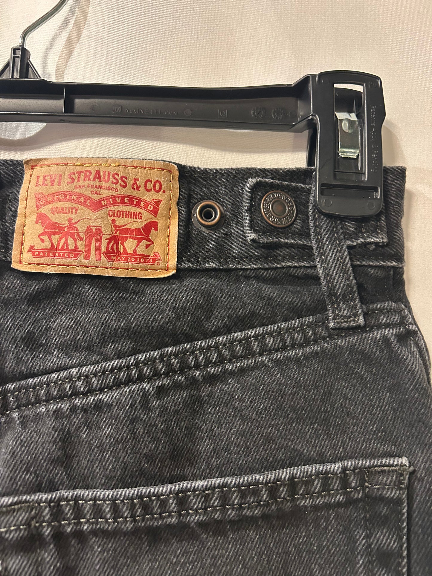 Levi Black Cinch Shorts 25
