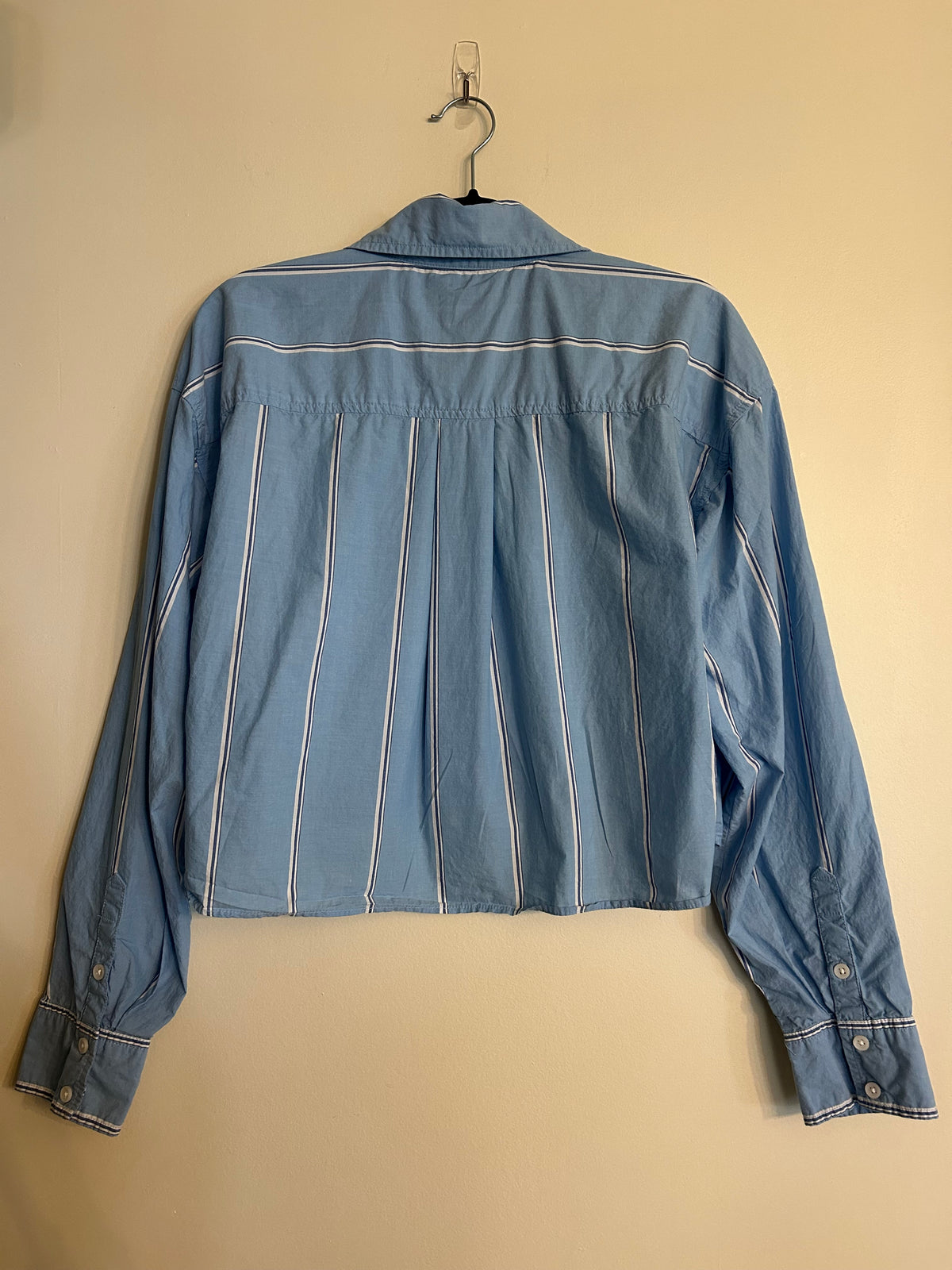 American Eagle Light Blue Striped Cropped Button Up M
