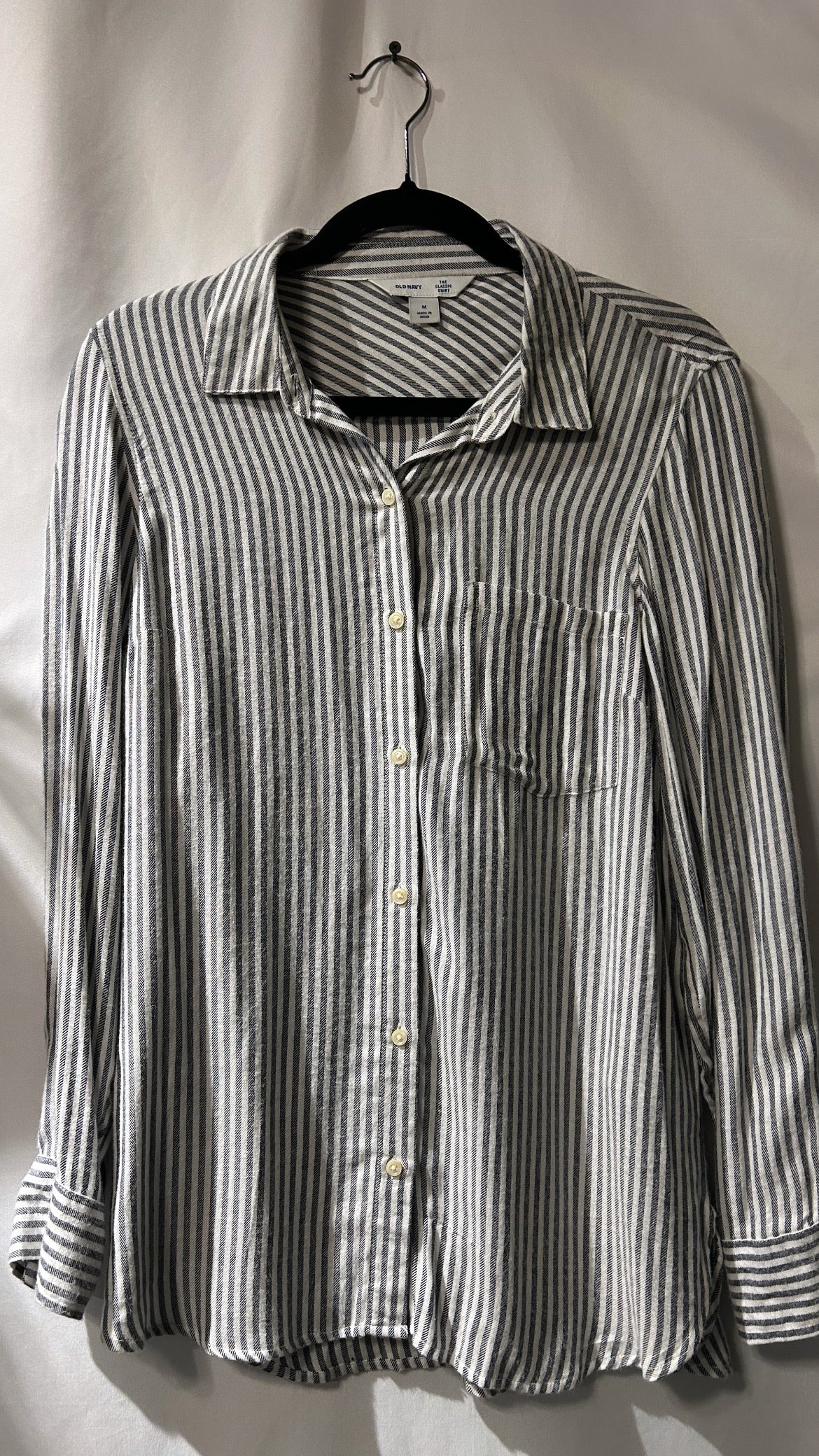 Old Navy Soft Grey and White Button Up M