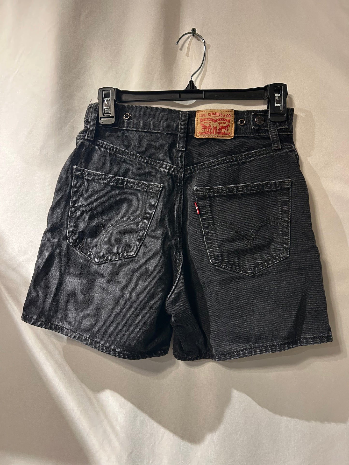 Levi Black Cinch Shorts 25