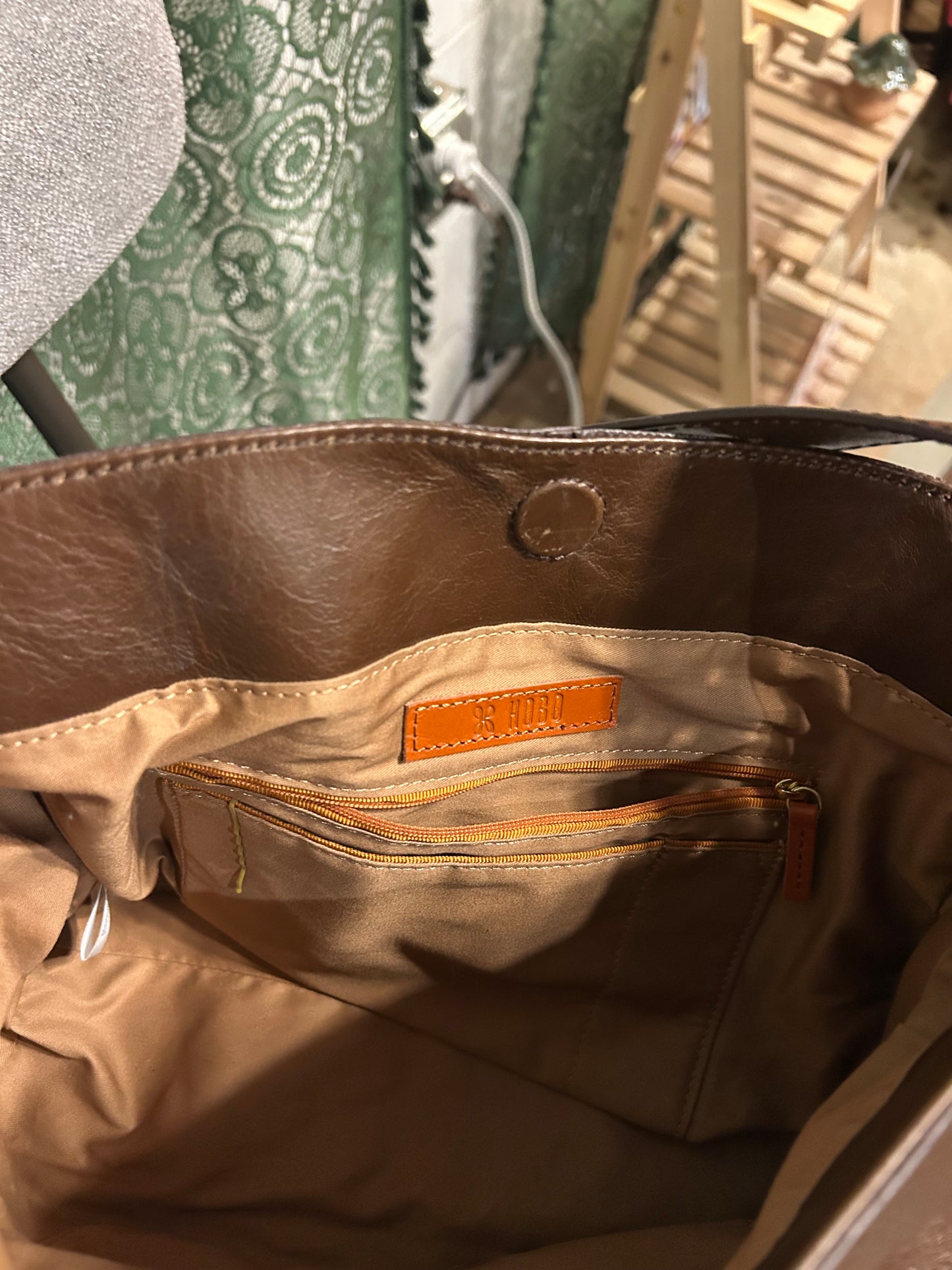 Hobo Brown Shoulder Bag Magnetic Closure Stitching Inner Pockets Classic