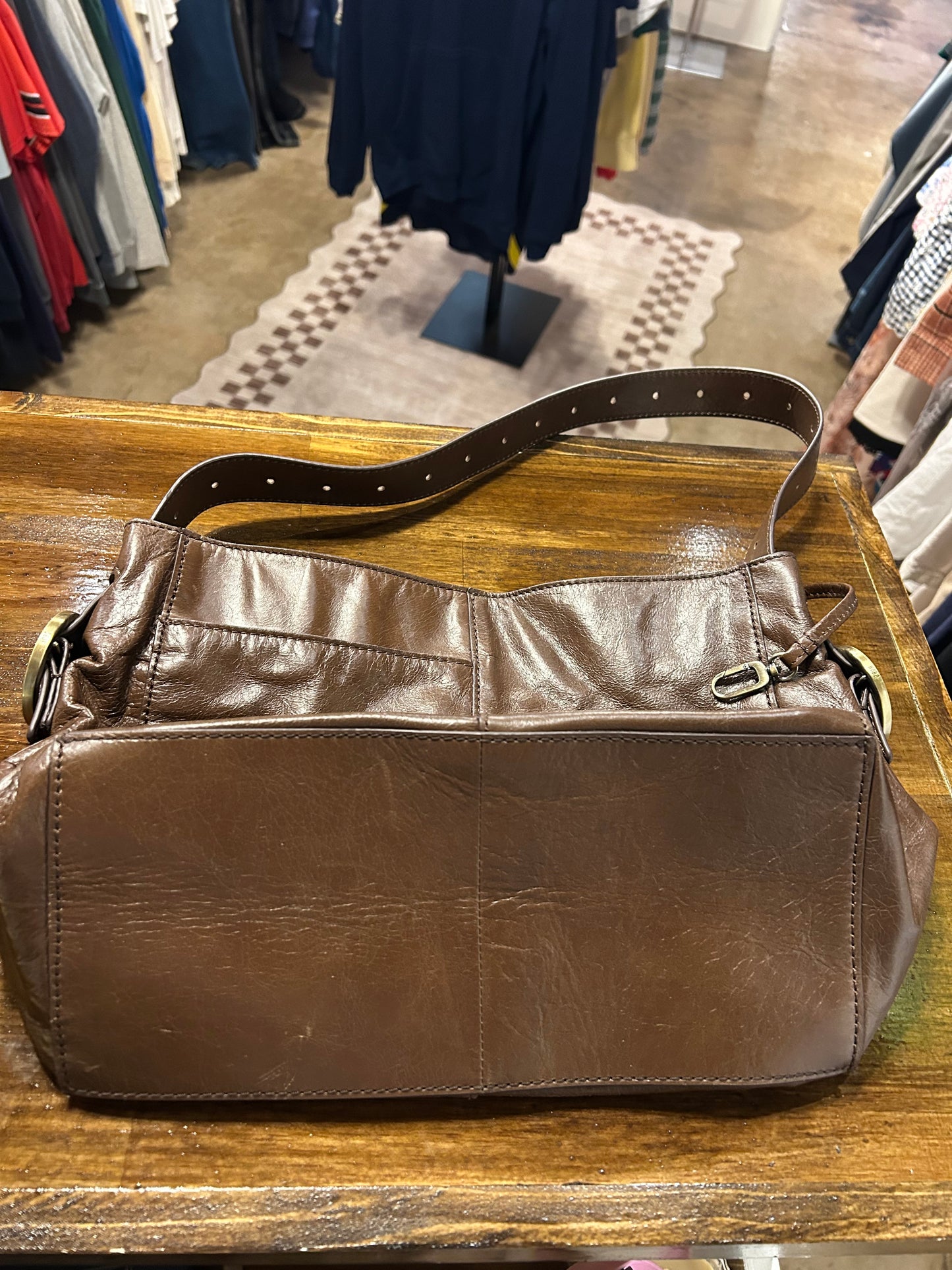 Hobo Brown Shoulder Bag Magnetic Closure Stitching Inner Pockets Classic