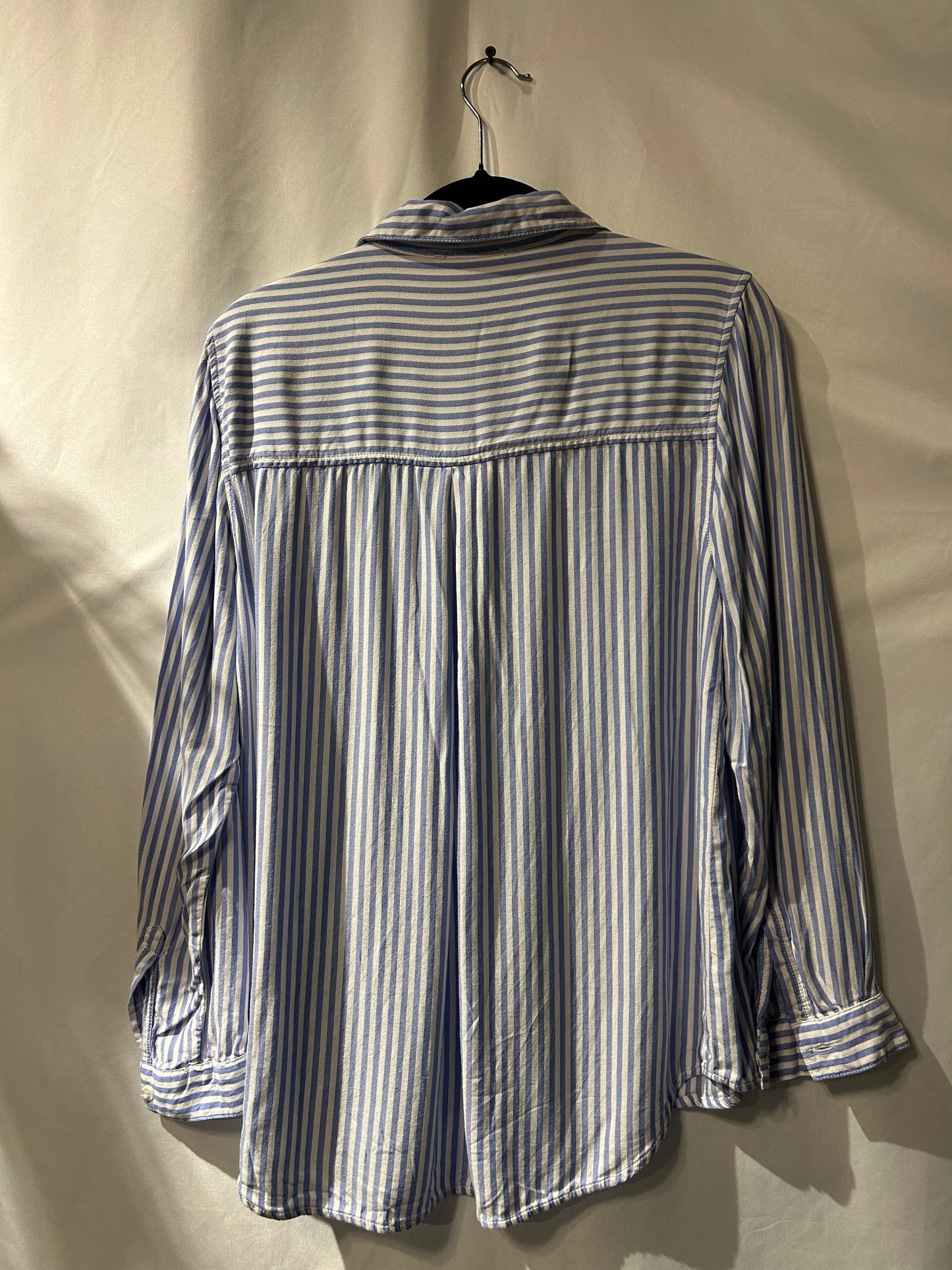 Beachlunchlounge Soft Blue & White Button Up M